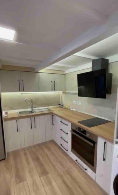 Lovely Apartment In Pogradec City With A Lake View 외부 사진